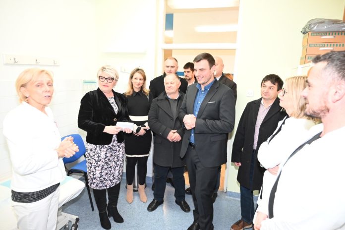 Video priča: U GODINI DANA ČAK 14 MLADIH DOKTORICA I DOKTORA DOŠLO RADITI U NPB DR. IVAN BARBOT POPOVAČA